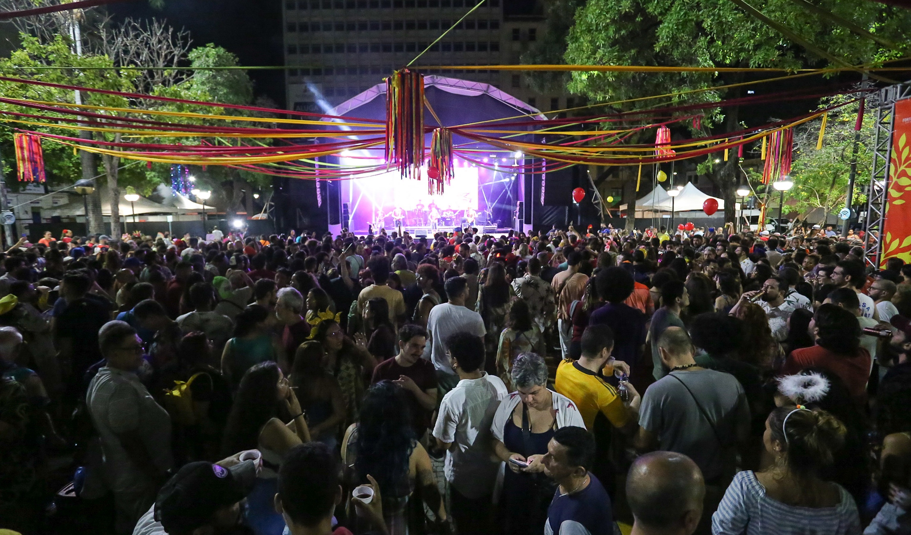 público na praça do ferreira durante um show de carnaval